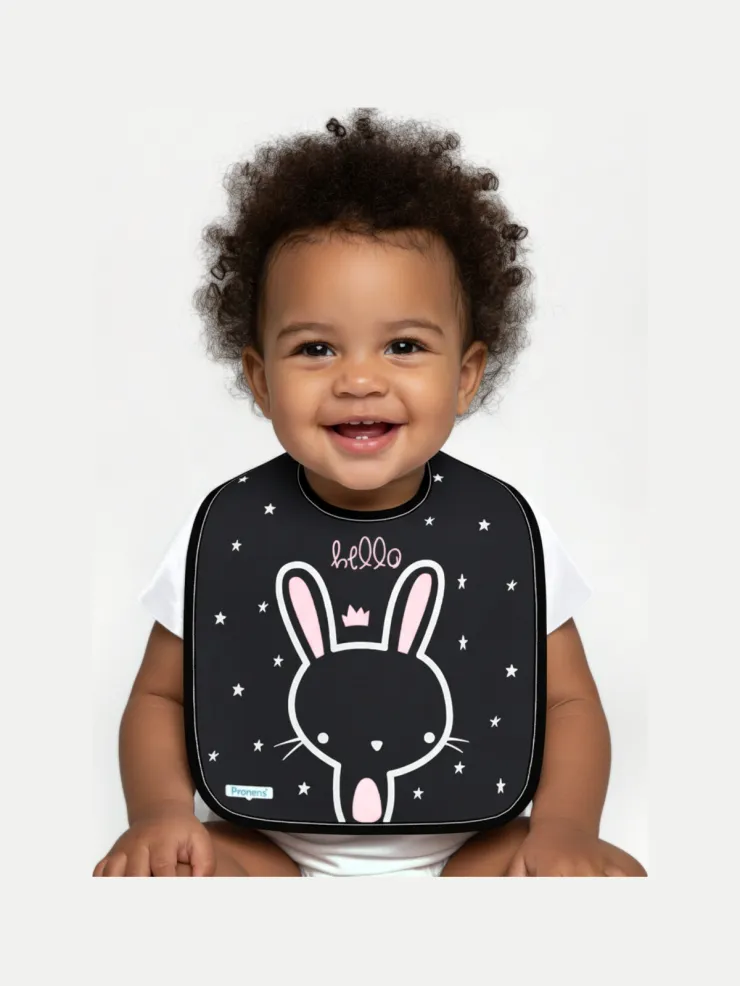 Babero bebé Lapin noir, puesto por un bebé
