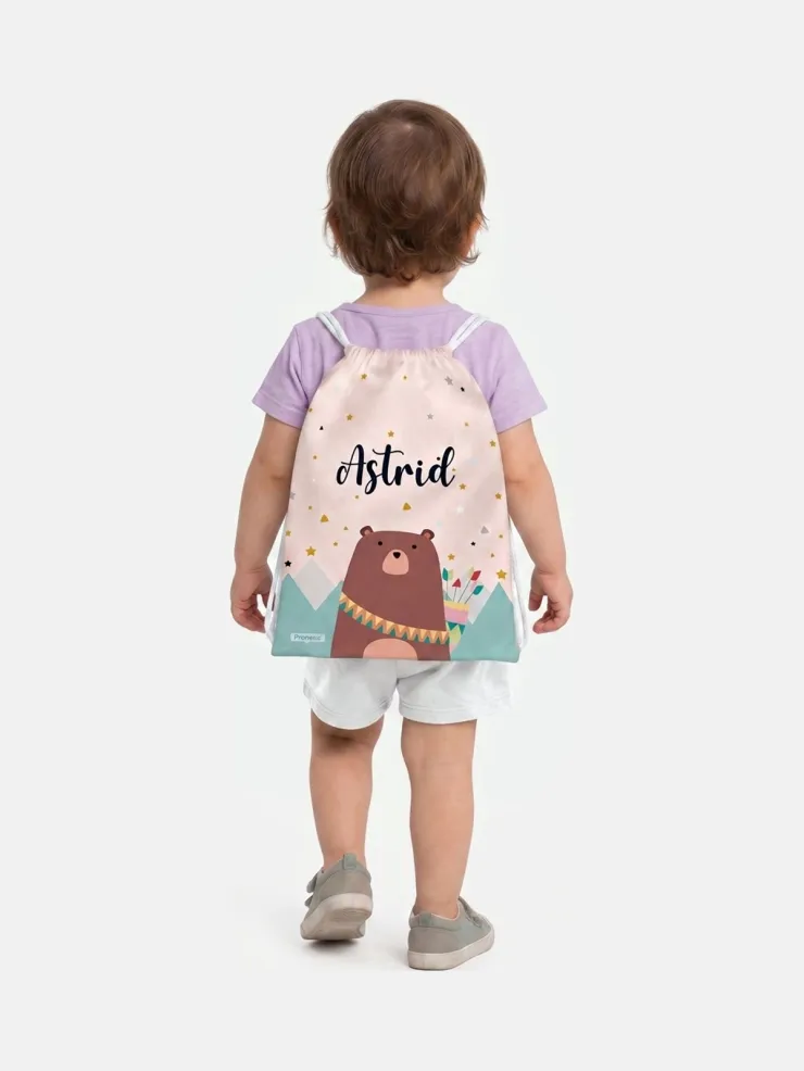 Bolsa mochila impermeable guardería Oso Tribal, puesta a la espalda