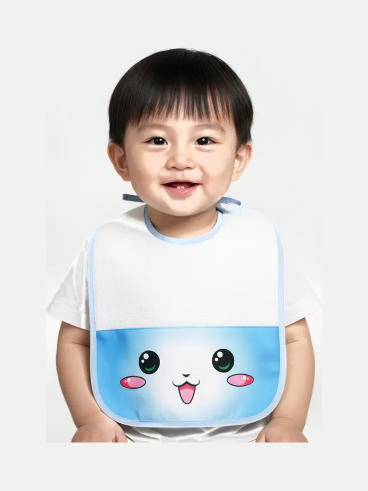 Babero Kawaii, puesto por un bebé