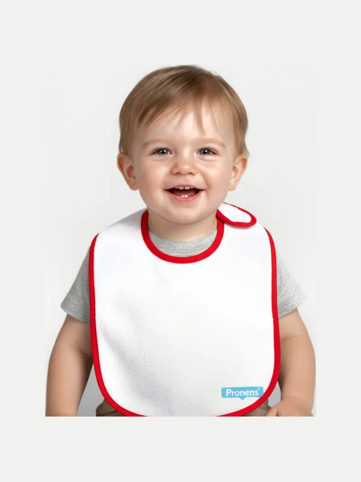 Uno de los baberos del Pack 5 baberos cuello elástico rojo, puesto por un bebé