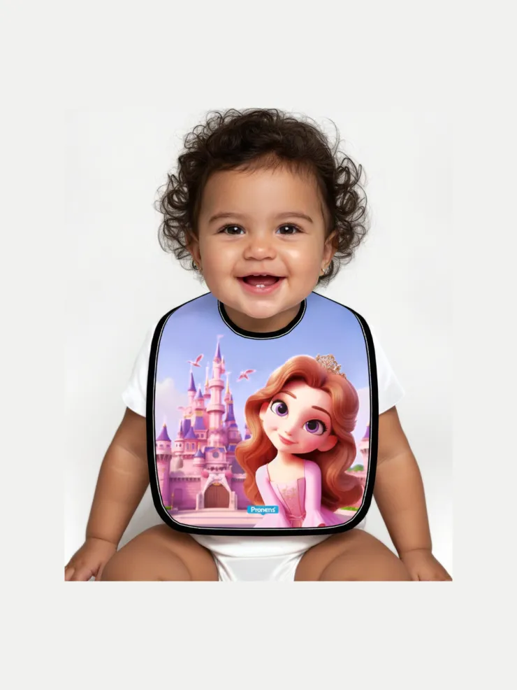 Babero microfibra impermeable Princesa, puesto por un bebé
