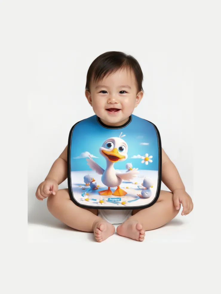 Babero microfibra impermeable Patito Feo, puesto por un bebé