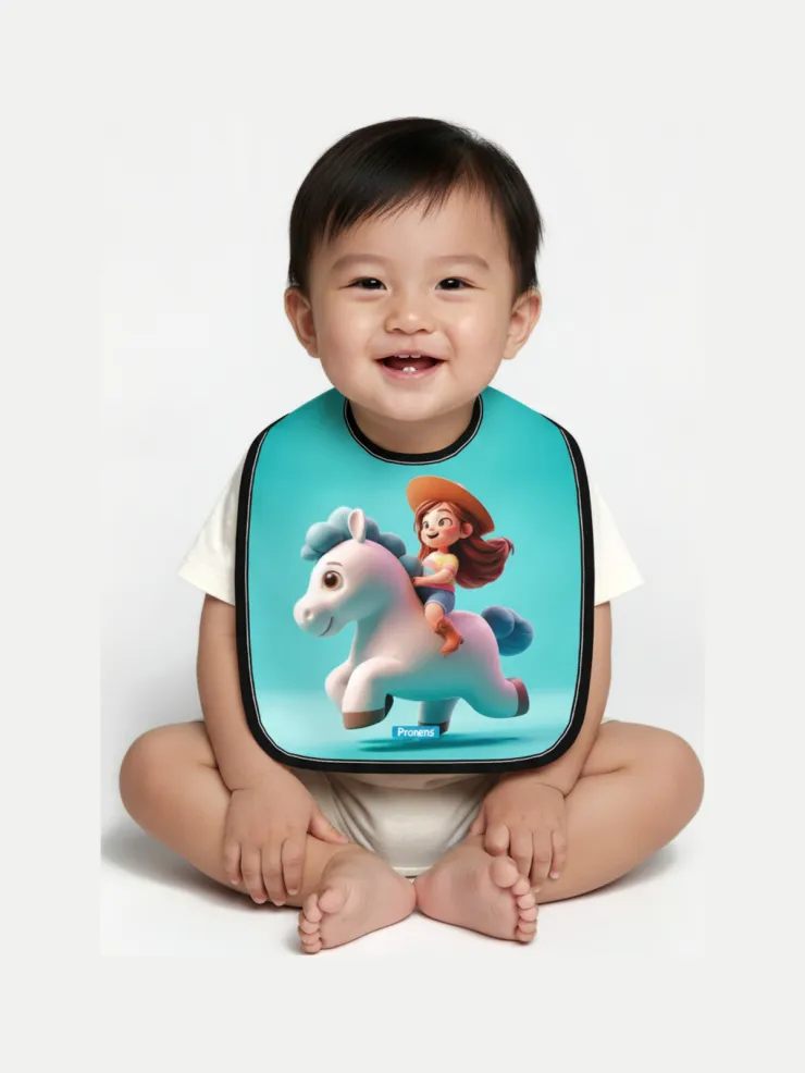Babero microfibra impermeable Pony, puesto por un bebé