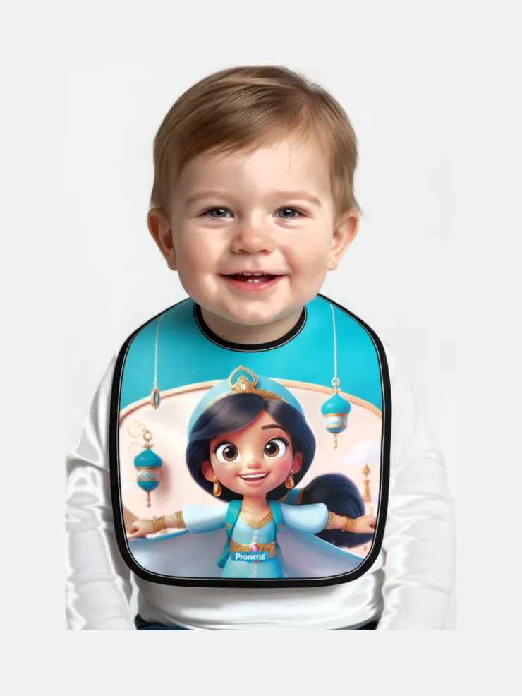 Babero microfibra impermeable Princesa Amira, puesto por un bebé