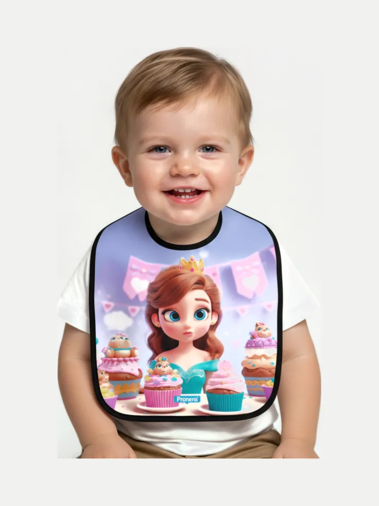 Babero microfibra impermeable Cupcakes, puesto por un bebé